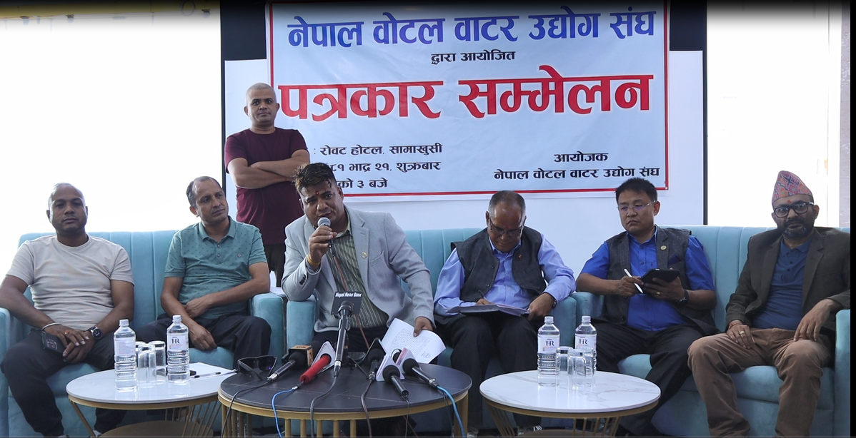 नेपाल बोटल वाटर संघ काठमाण्डौधुम्बराही  द्वार,अध्यक्ष ध्रुव बहादुर गौतमको अध्यक्षतामा प्रेस मिट गर्नुभएको छ।