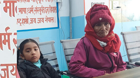 ७० वर्षीया धनमाया सार्कीको आँखा विगत १० महिनादेखि ओभानो भएको छैन । 